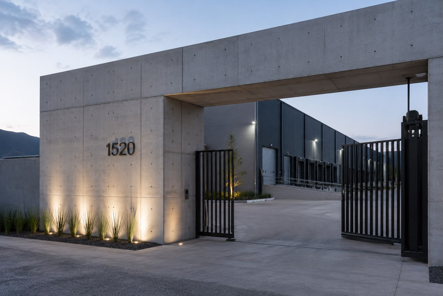 Acceso de concreto aparente con iluminación