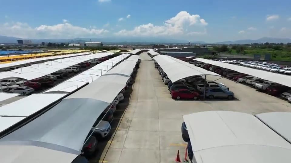 Vista aérea del estacionamiento techado junto al aeropuerto