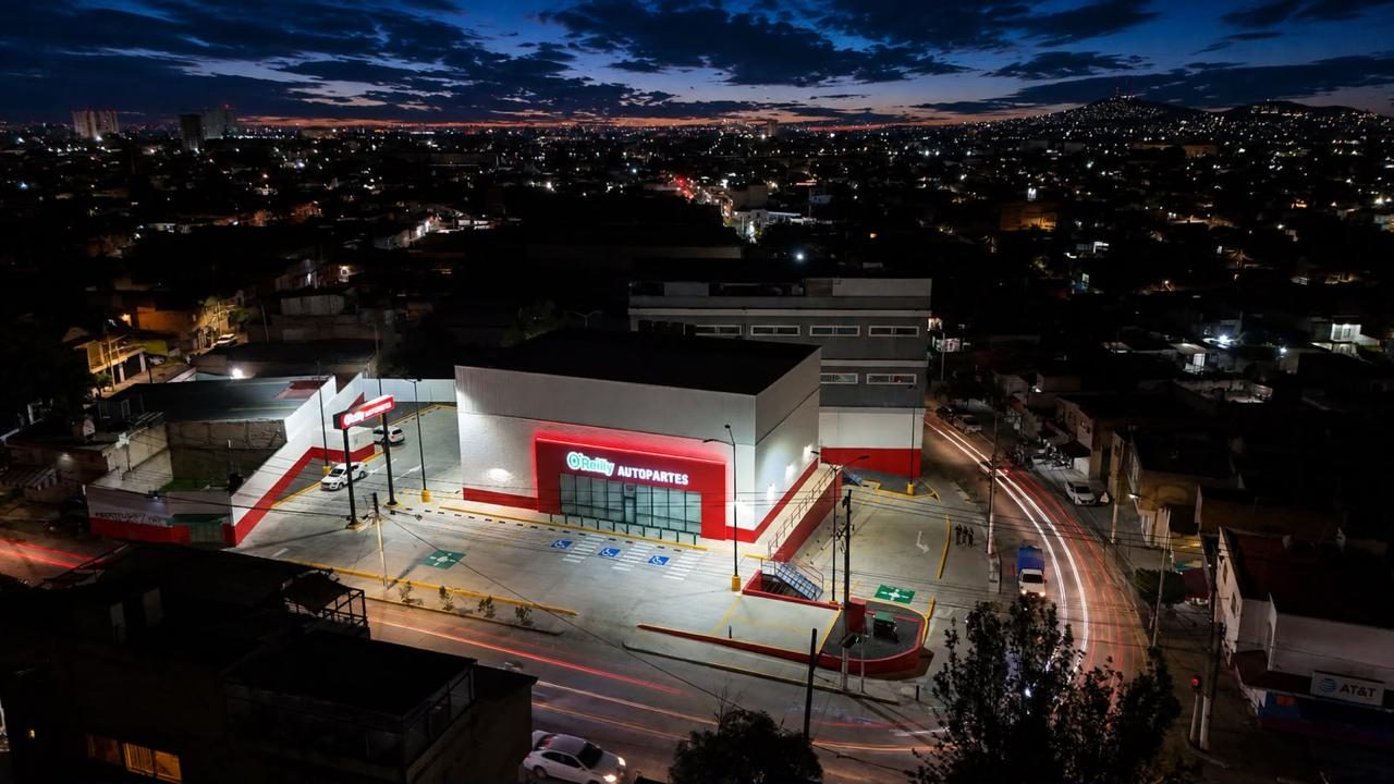 Tienda O'Reilly de noche vista desde el dron
