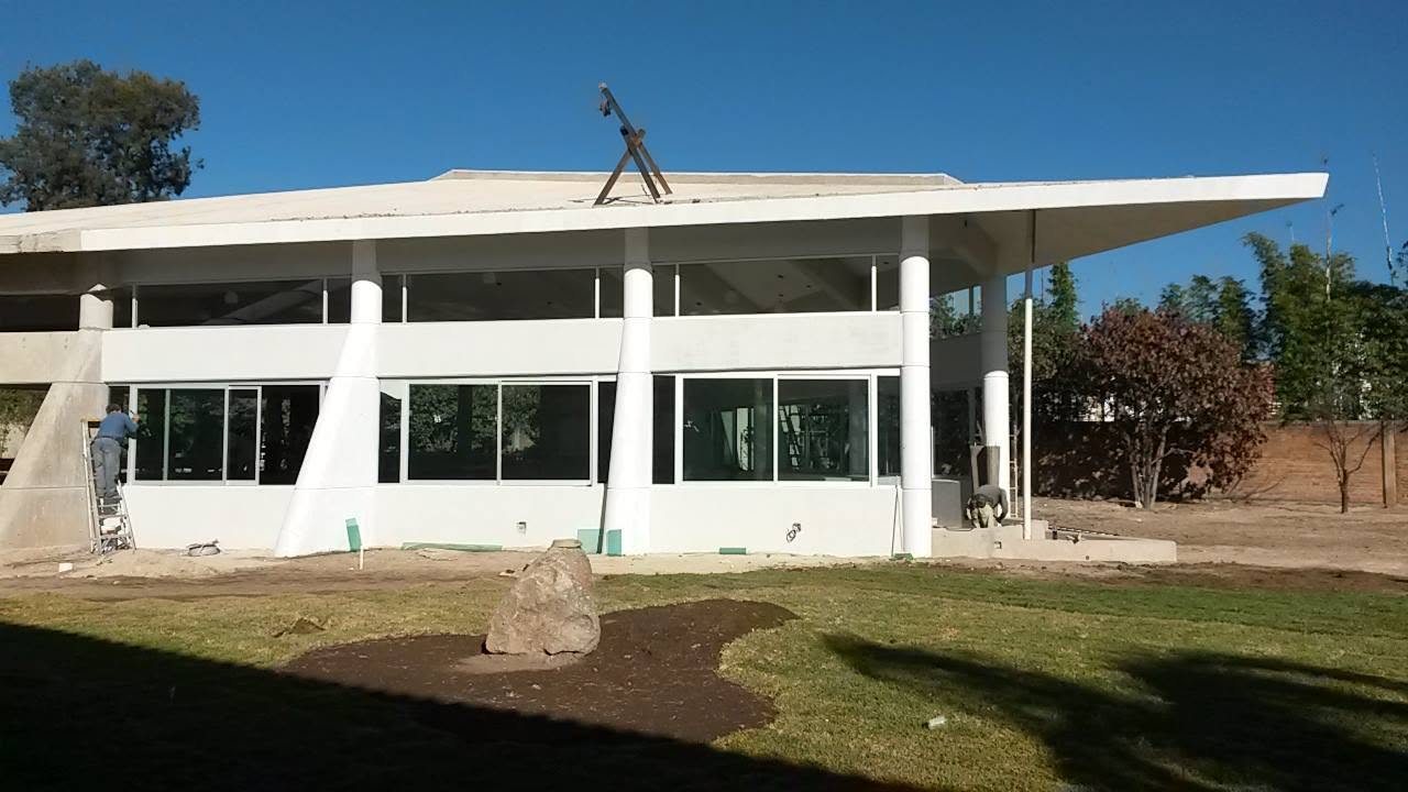 Capilla de concreto aparente para casa de retiros