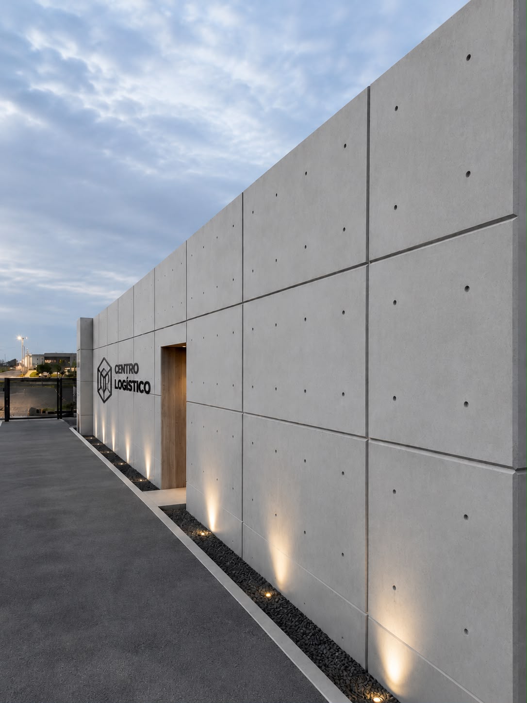 Muro de concreto aparente terminado y entregado