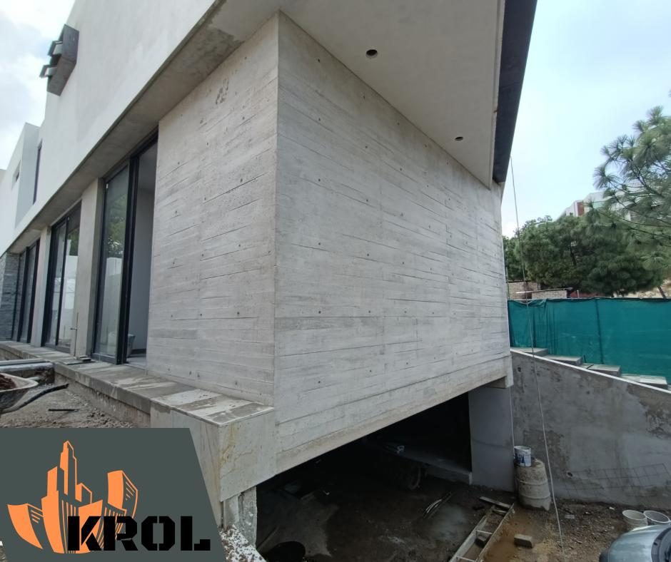 Muro de concreto aparente con acabado de duela terminado