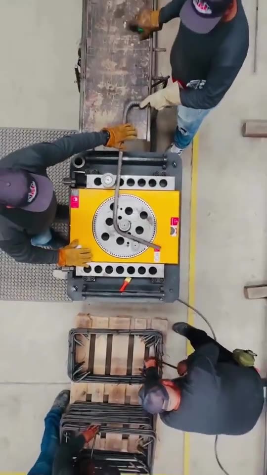 Dobladora de varilla en operación en taller KROL