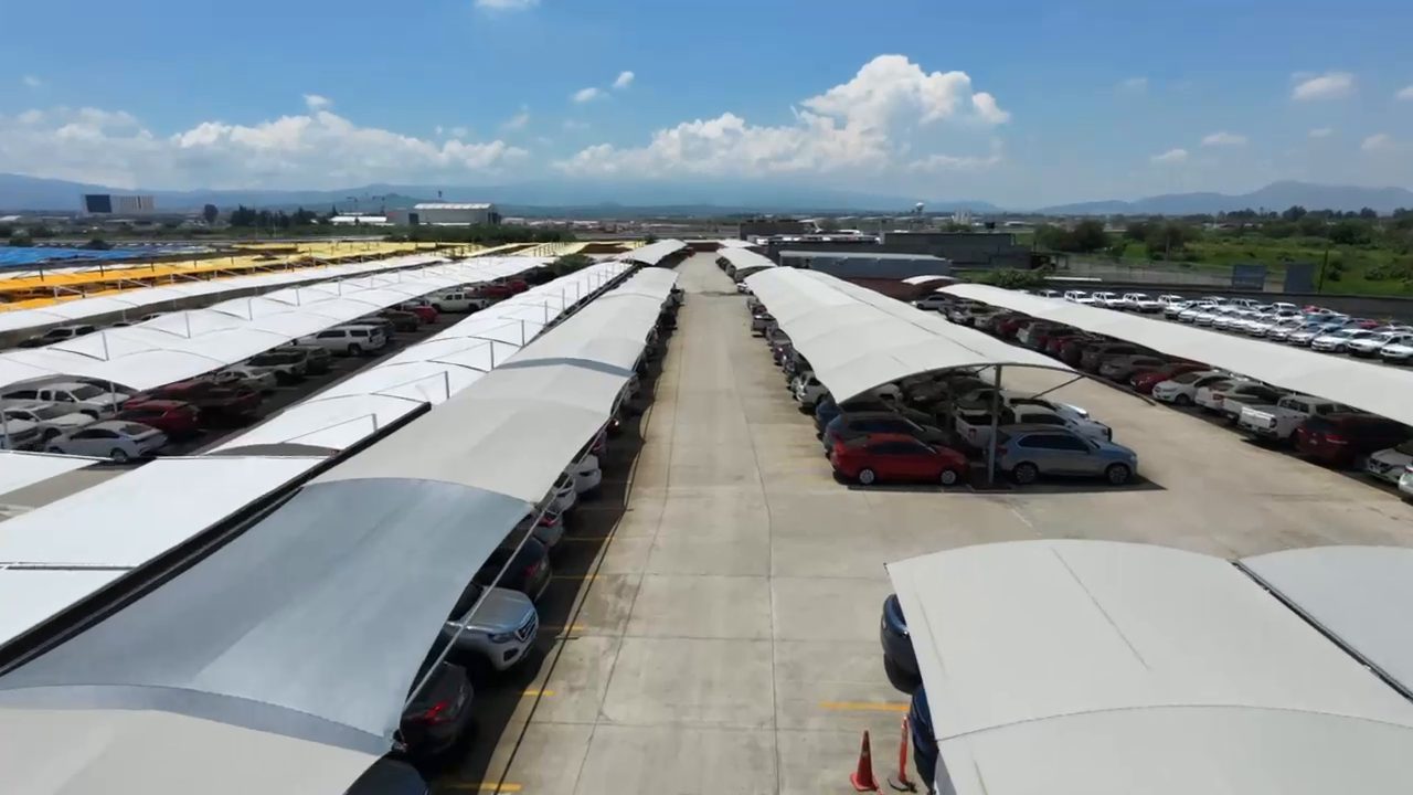 Vista aérea del estacionamiento techado junto al aeropuerto