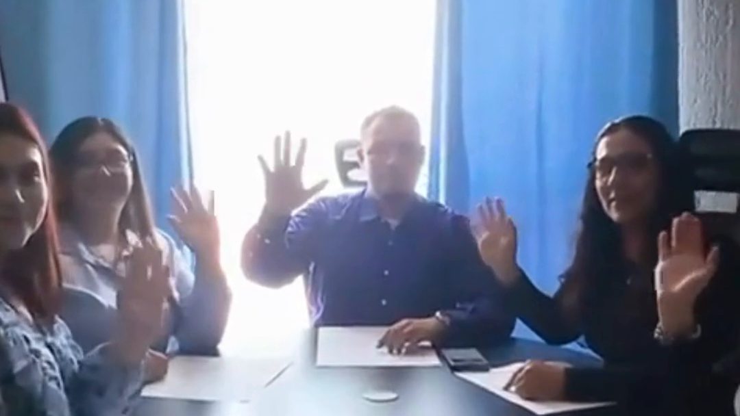 El equipo de KROL reunido en la sala de juntas
