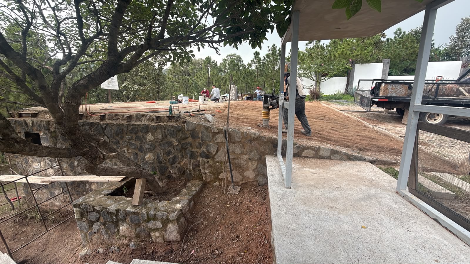 Muro de contención de piedra y compactación del terreno en el estacionamiento de Hacienda La Herradura