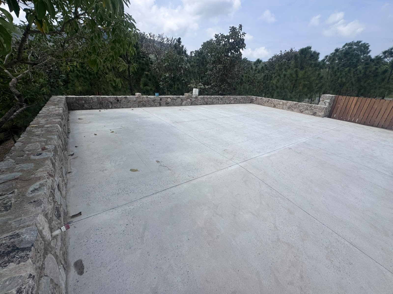 Estacionamiento de Hacienda La Herradura terminado con su muro de piedra