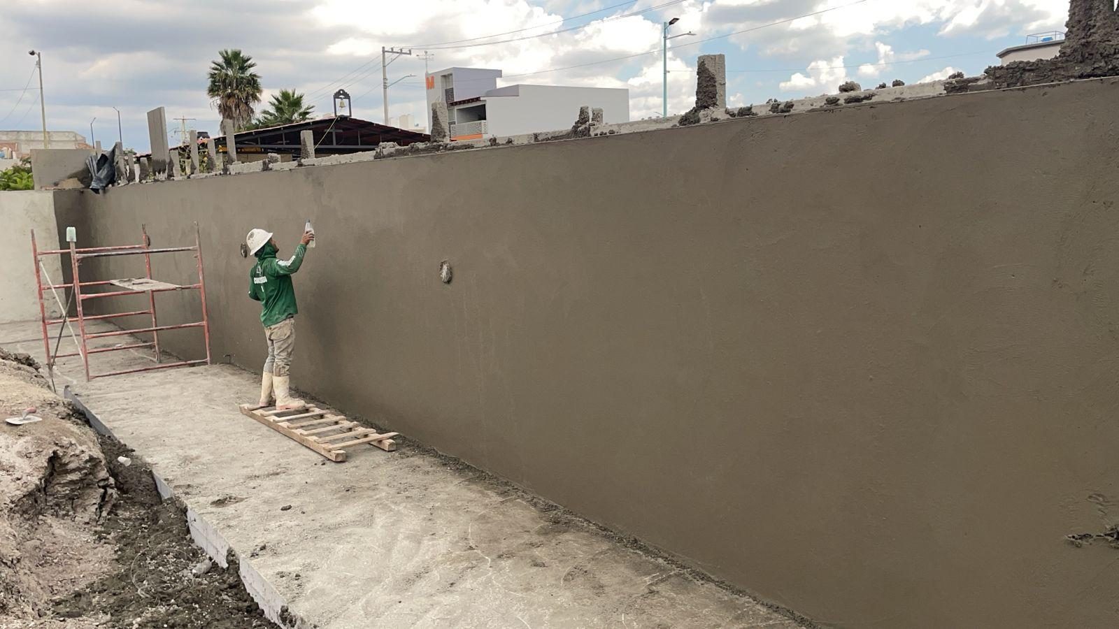 Acabado final de un muro de concreto lanzado