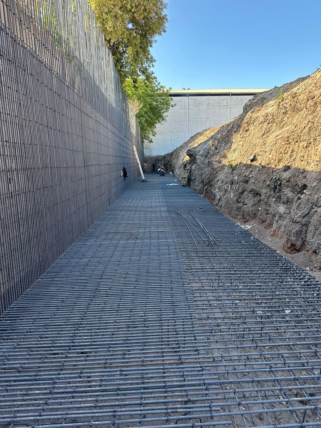 Muro de contención armado junto a un talud excavado
