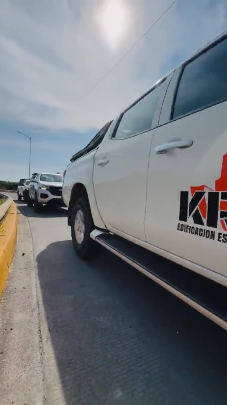 Pickup rotulada de KROL en carretera