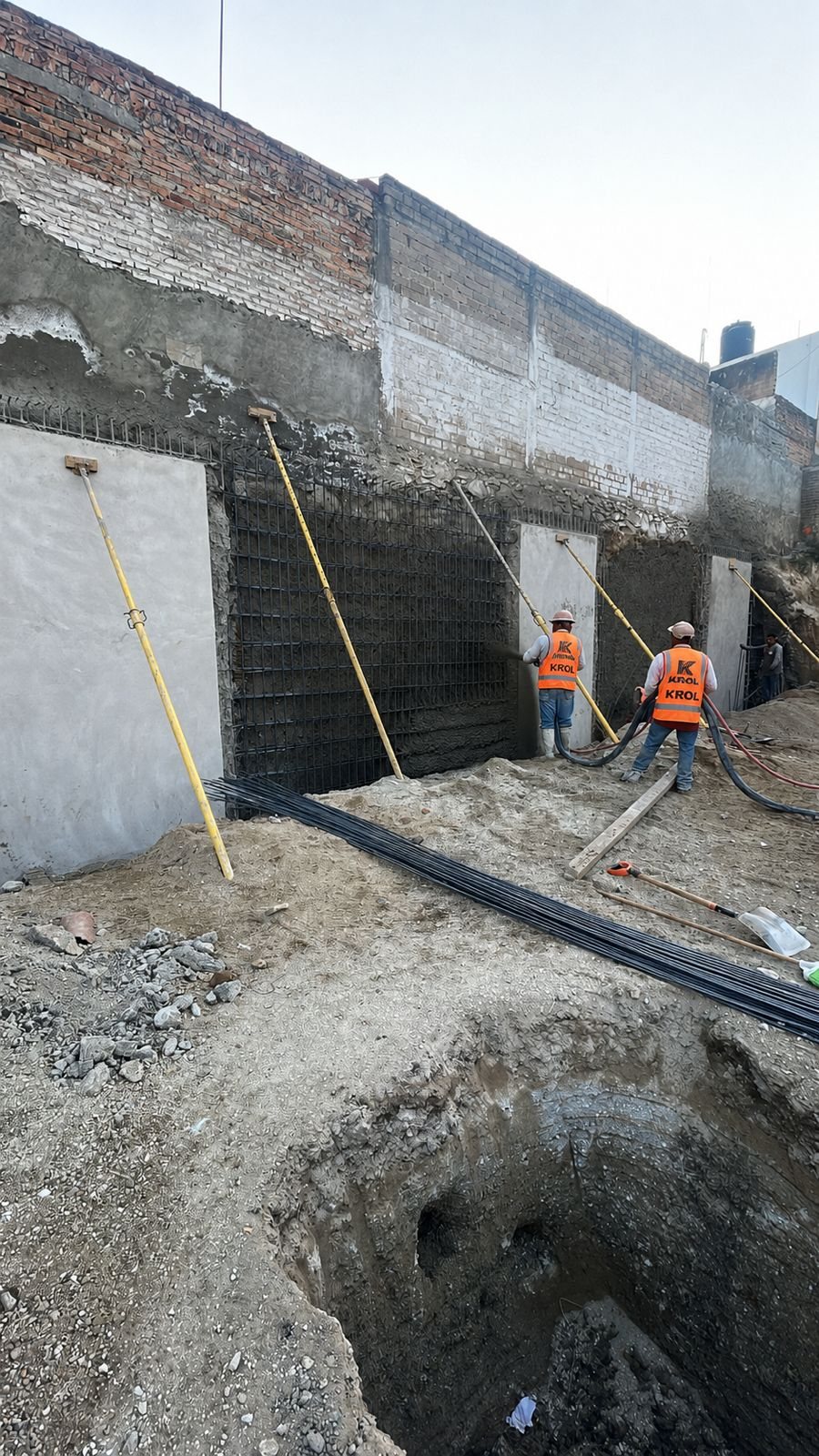 Aplicación de concreto lanzado sobre el talud de una excavación