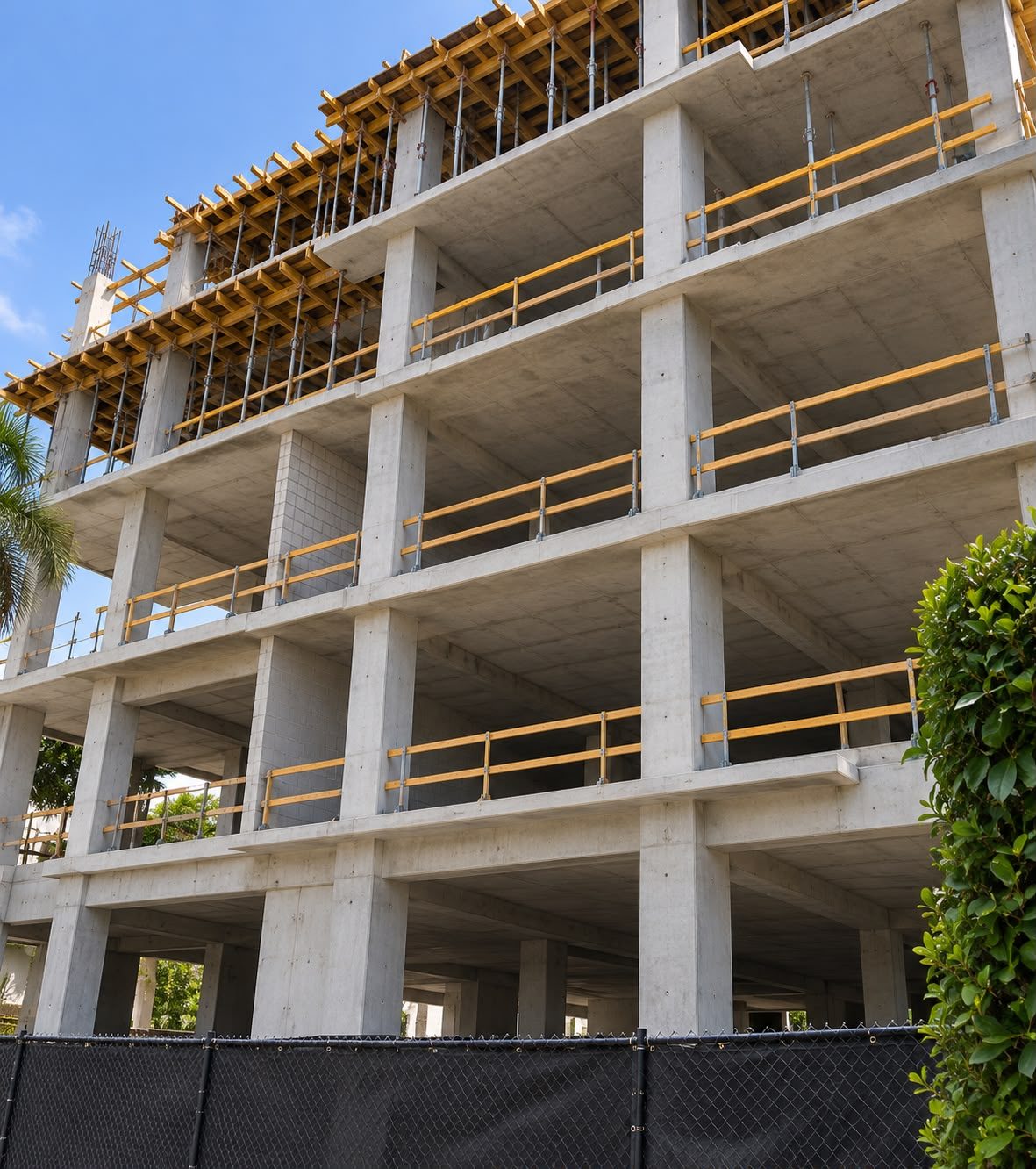 Estructura de concreto de varios niveles con la cimbra del último nivel montada